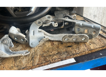 Ford courier çıkma kaput menteşesi